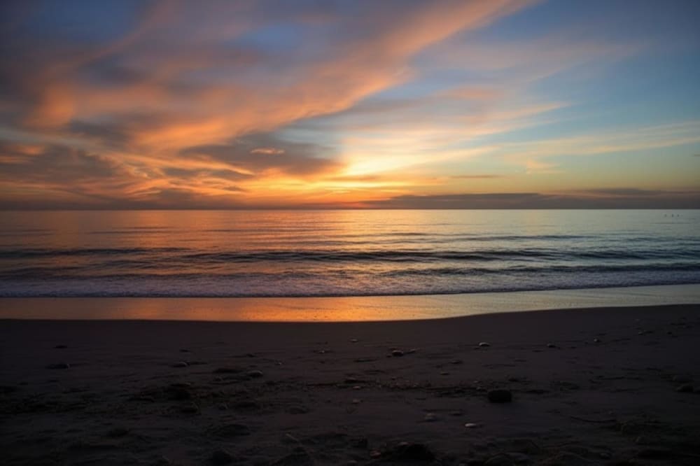 Hãy đến sớm để ngắm bình minh yên tĩnh hoặc ở lại đến chiều muộn để thưởng thức hoàng hôn rực rỡ bên biển